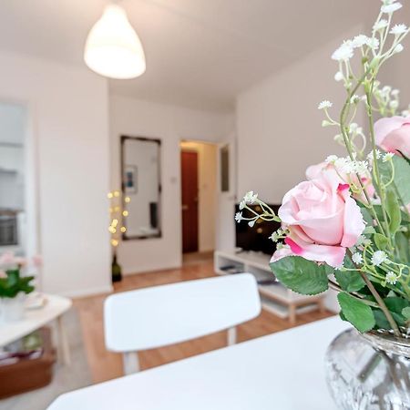 Modern One Bedroom Victoria Apartment Лондон Екстериор снимка