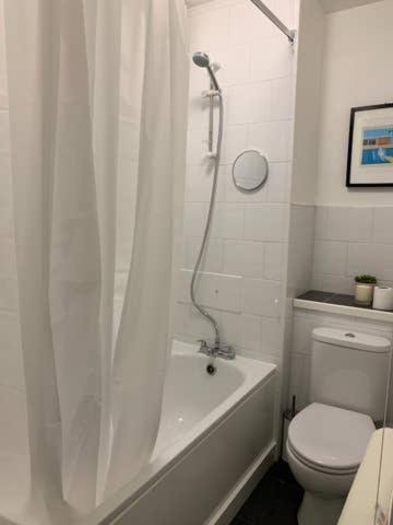 Modern One Bedroom Victoria Apartment Лондон Екстериор снимка