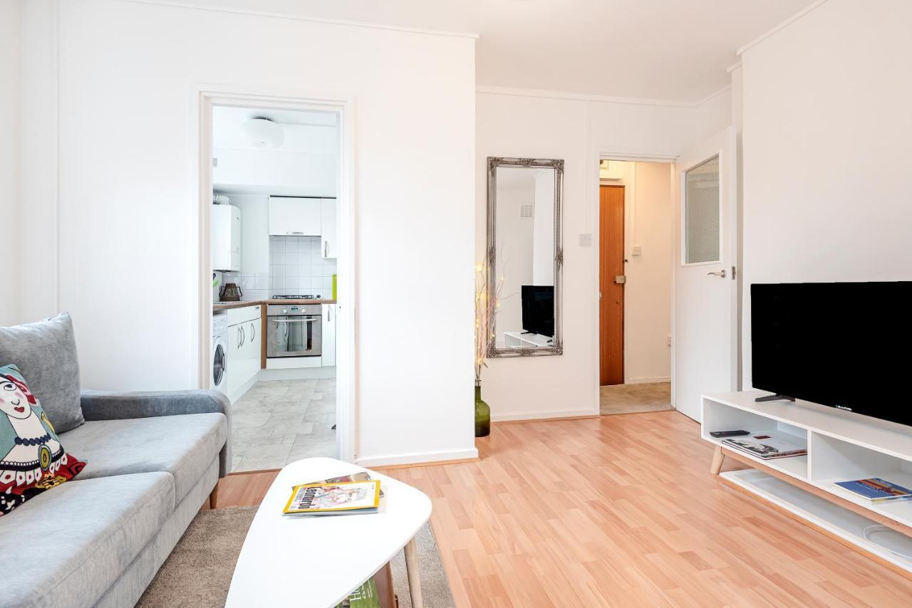 Modern One Bedroom Victoria Apartment Лондон Екстериор снимка